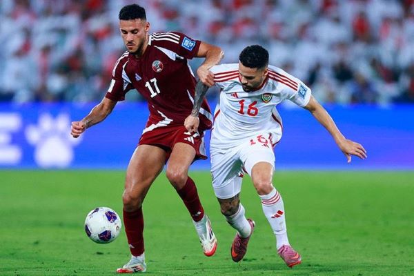 卡達球員和阿聯酋球員爭搶球權(photo:ahram)/金享娛樂城