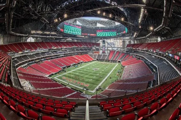 亞特蘭大體育場可開關的屋頂設計可減少環境變數(photo：interiordesign)/金享娛樂城