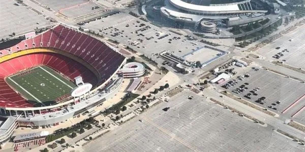 箭頭體育場位擁有大量停車場腹地(photo：kctv5)/金享娛樂城