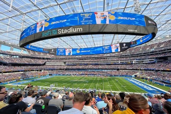 SoFi體育場擁有350度環繞LED螢幕(photo：barrystickets)/金享娛樂城
